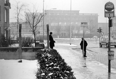 848425 Afbeelding van een bushalte op de besneeuwde David van Mollemstraat te Utrecht, met op de achtergrond de Oudenoord.